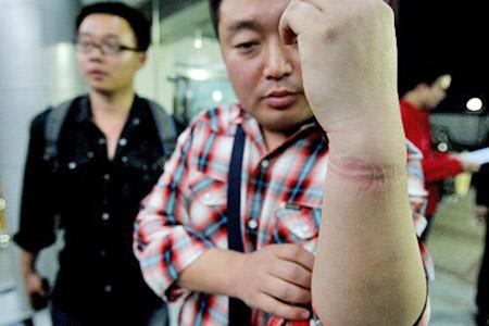深圳记者采访被警察反铐两小时当事人暂停公职