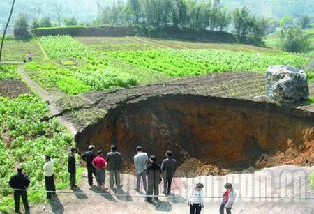 岩溶塌陷 2008年3月25日凌晨,宜宾江安县红桥镇五阁村发生了局部地面