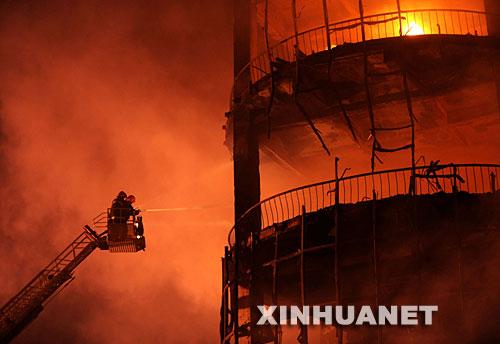 辽宁西柳服装市场火灾 楼层浓烟密布2人受伤组