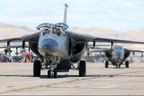 澳大利亚空军f-111土豚战斗轰炸机降落在内利斯空军基地[资料图片]