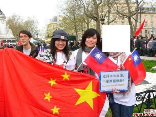 海外台湾人高举五星红旗挺奥运反藏独[组图]