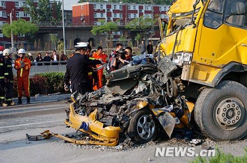 北京发生一起惨烈车祸出租车面目全非组图