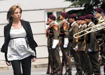 揭秘西班牙孕妇国防部长:从营业员到法学博士