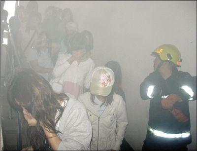 中央民族大学公寓起火 疏散上千女生(图)