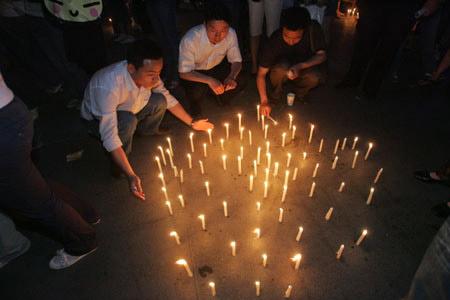 组图:郑州市民万人自发祭奠遇难同胞