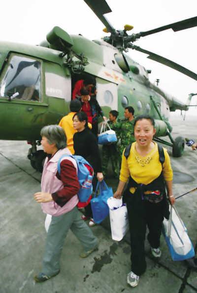 22日,成都老年旅游团最后一批15名游客降落在成都彭山机场.
