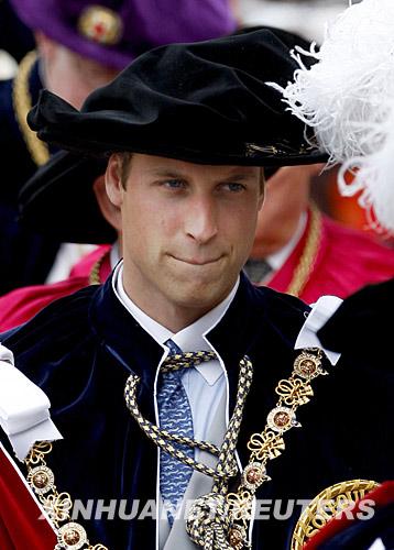 6月16日,英国威廉王子在温莎堡出席"嘉德勋章"受勋仪式.
