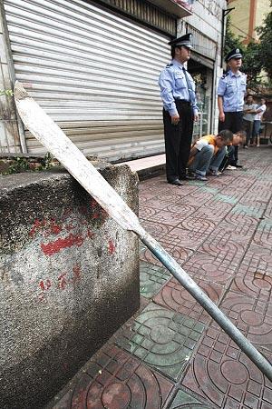4歹徒持1.5米长关公大刀进烧烤店砍人被拘(图)