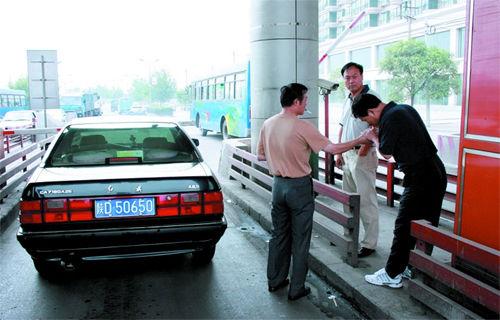 咸阳:质监局长驾车拒交5元过桥费堵路1小时(图