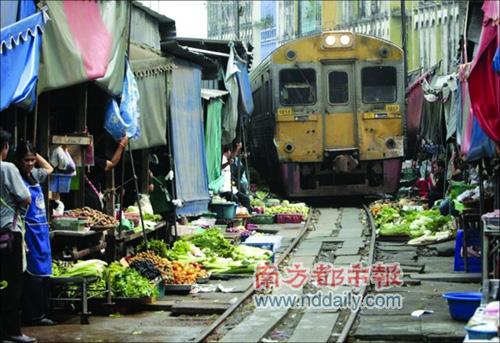 曼谷火车自由穿过货摊 被称最牛菜市场(组图) 44c7afa6aa90eec1c0c58625cee7362d