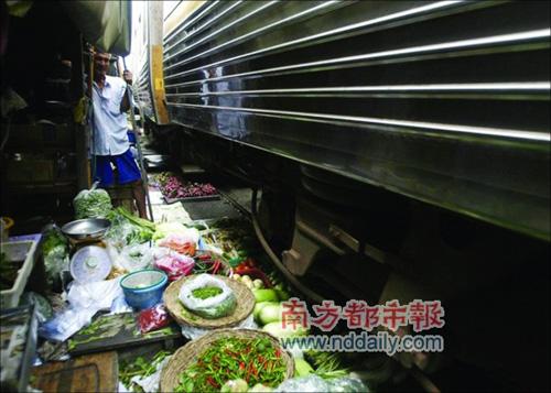 曼谷火车自由穿过货摊 被称最牛菜市场(组图) E0f3d5ec3c9625f351a0de888bbe7d82