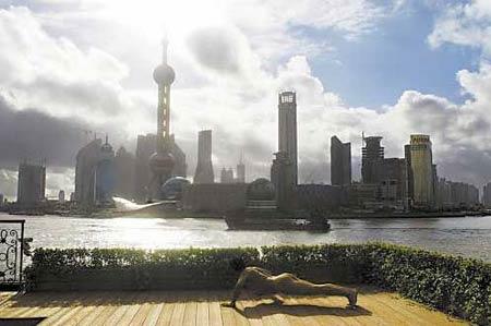 区志航在上海浦东拍摄的裸体俯卧撑