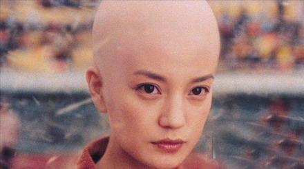 在电影《少林足球》中,赵薇牺牲美色扮丑,但却不接受剃光头的要求