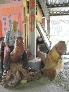 锺福财喜爱收集尺寸,造型不一的男性生殖器木雕