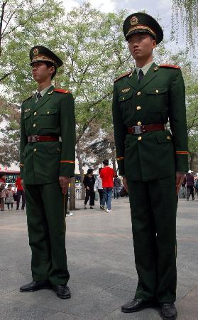 这是身着05武警士兵常服的士兵在北京天安门广场上执勤.