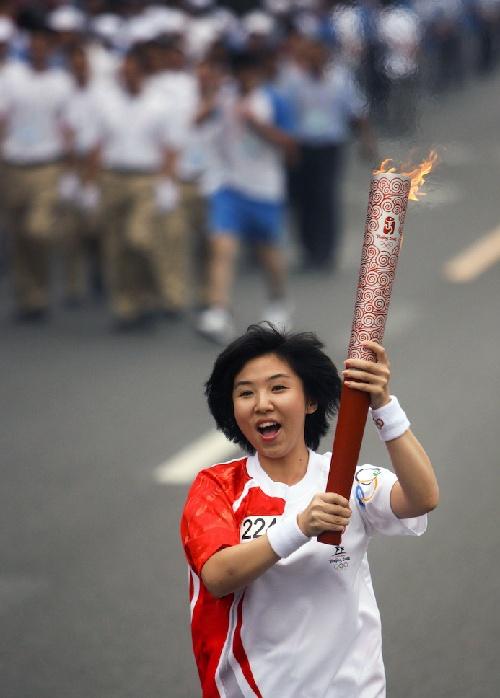 奥运圣火在北京传递 火炬手张锦