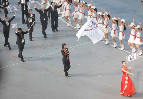 组图:中华台北代表团入场 女垒队队长赖圣蓉掌旗