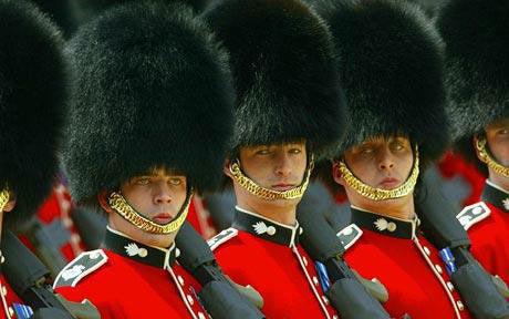 英女王卫队将放弃200年传统不再戴熊皮帽图