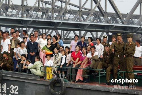 朝鲜建国60周年+新义州民众游览鸭绿江