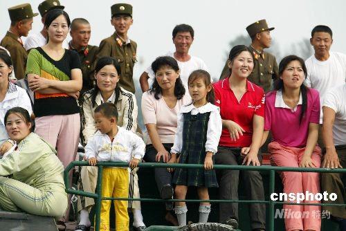 朝鲜建国60周年 新义州民众游览鸭绿江