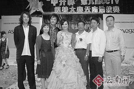彩云妹妹(穿婚纱者)获“最受关注奖”