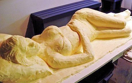 美国艺术家用黄油雕塑出比基尼少女(图)