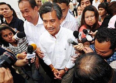 曼谷市长阿披拉-戈沙裕廷赢得连任(图)