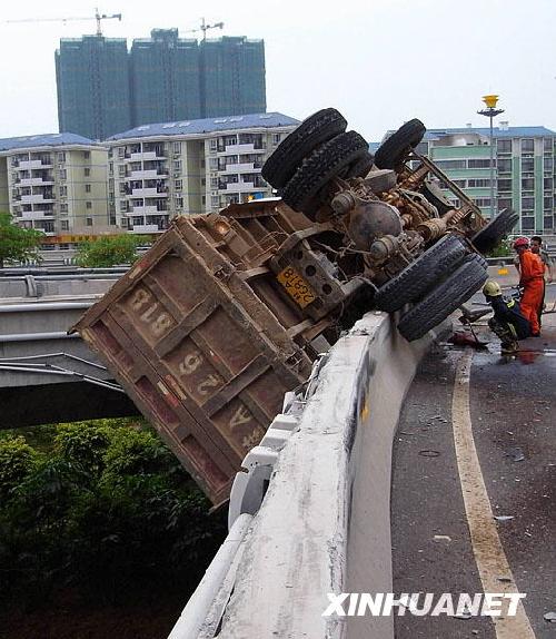 货车侧翻倒挂立交桥[组图]