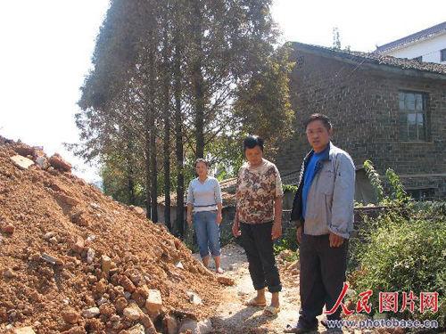 政府楼前建广场 副县长率队挖沟堵路逼居民拆