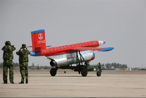 长空一号无人靶机带着呼啸飞向升空.郭天海 摄