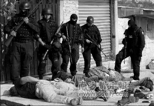 图为墨西哥警方在打击绑架集团.
