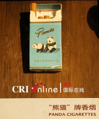 图为当年,邓小平吸的熊猫香烟,如今也被保留下来