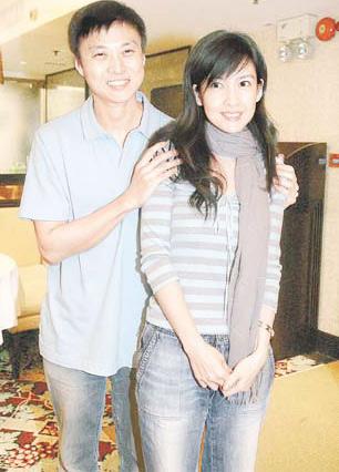 周慧敏盲目的爱未获赞同 网友不满罢看其演唱会(图)_娱乐_凤凰网