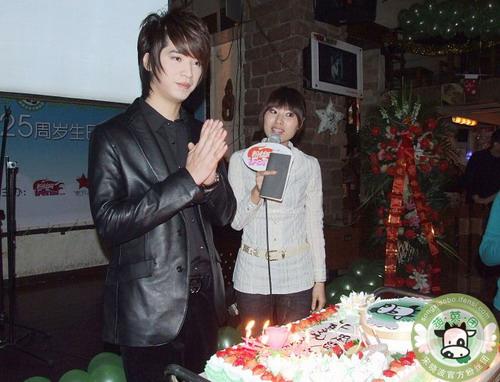 宋晓波生日会上做慈善 好友吴建飞突临现场送