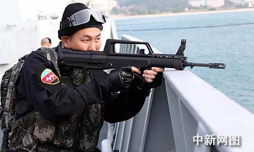 中国护航编队假想遭小目标袭击 特种兵开枪警示