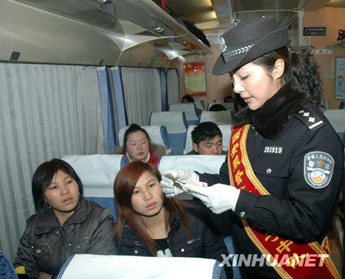 西安首支女子乘警队服务春运组图