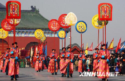 1月27日,身着清朝宫廷服饰的仪仗队员走过丹陛桥.新华社记者刘彬摄