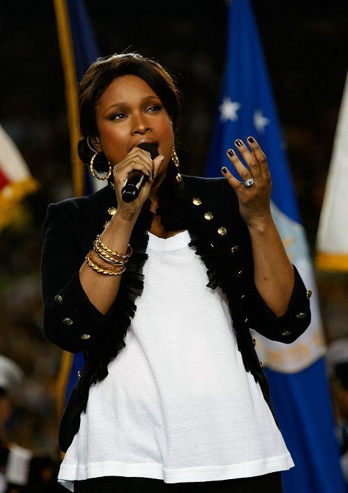 珍妮佛-哈德森在美国"超级碗"上献唱