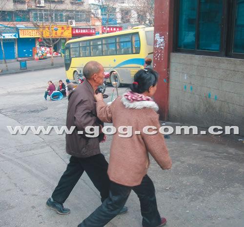 七旬老头用假钞想逃跑