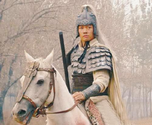 在剧中饰演"赵云"的当红小生聂远9日在拍摄一组马戏时,因所骑马匹受惊