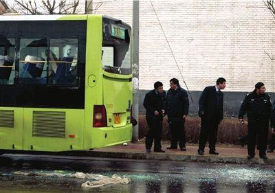 北京一938路公交车被扎入10米长钢管[组图]