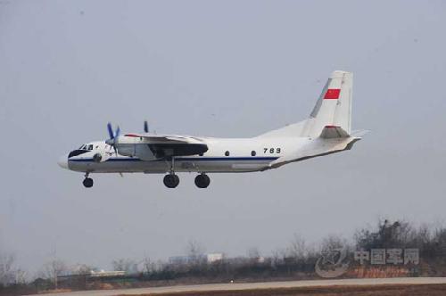 我空军运七运输机升空奔赴灾区.沈玲 摄
