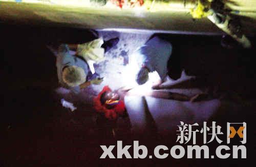 广州一名黑人小男孩从7楼坠下身亡(图)