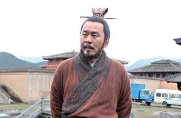 陈建斌《三国》造型曝光 自称见缝插针休假看儿子