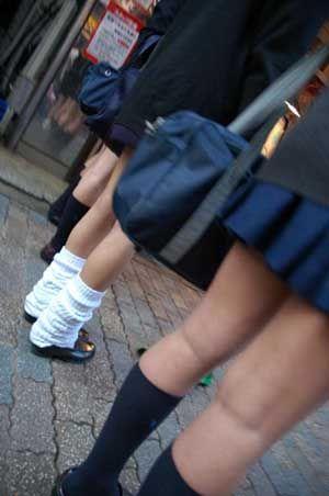 日媒称日本女学生短裙校服成社会问题:诱发性骚扰