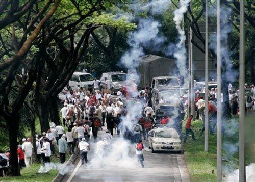 马来西亚示威者要求恢复母语教学 与警方冲突