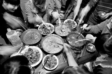 社会 正文  论坛上网友邀约一起aa制聚餐已经成为年轻人之间普遍流行