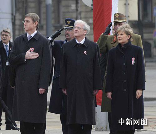 3月15日,匈牙利总理久尔恰尼(左)与总统绍约姆,国会主席西利参加国庆