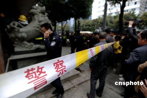 福州警方成功处置一起劫持人质事件[组图]