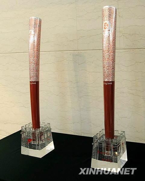 这是北京奥组委捐赠给各地的北京奥运会和残奥会火炬.